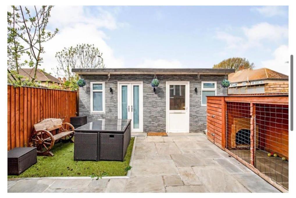 2 Bed - Walking Distance To Harry Potter Studio Watford  Exterior photo