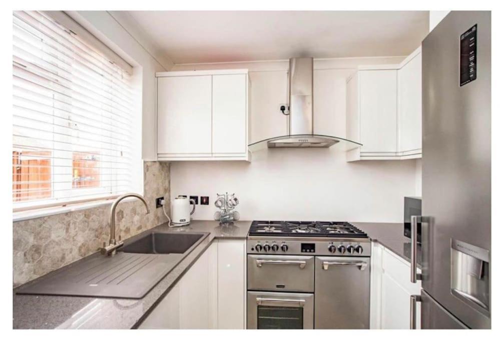 2 Bed - Walking Distance To Harry Potter Studio Watford  Exterior photo
